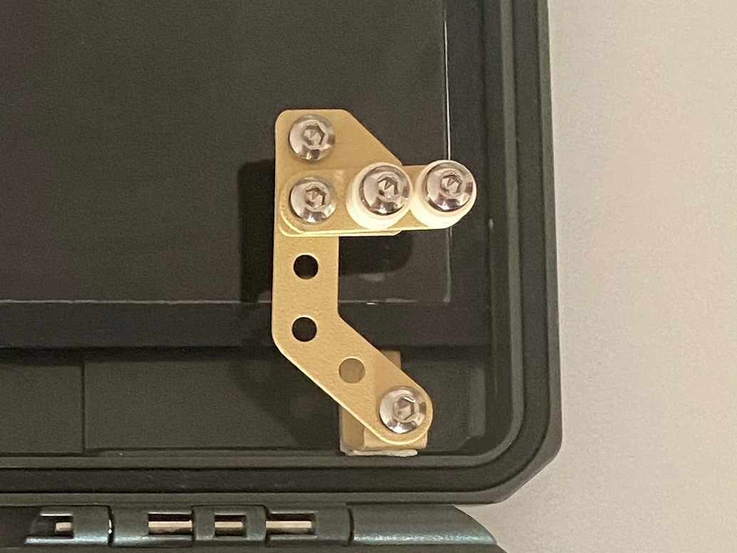 Hinge when lid closed